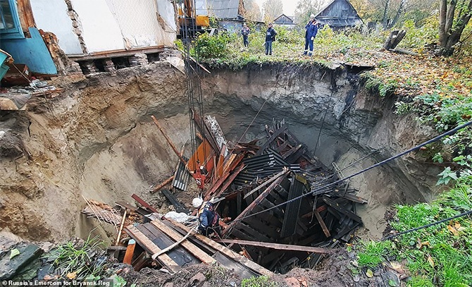 Watch Massive Sinkhole Swallows Entire House In Russian Village