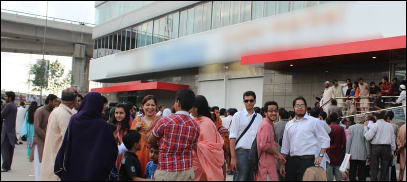 Supermarket opening in Karachi's Gulshan area causes monster traffic jam