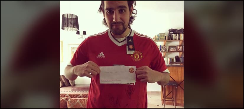 Shahbaz Taseer gets signed jersey from Manchester United 