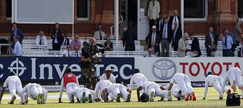 Pakistan celebrate Test win with press-ups, military salute