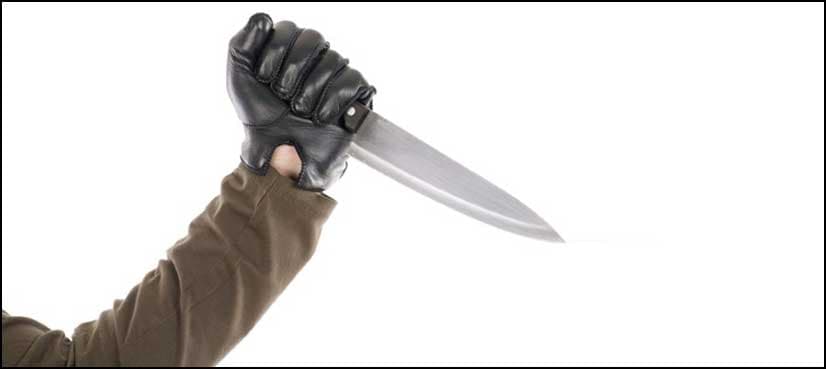 Three minors stabbed in shopping area