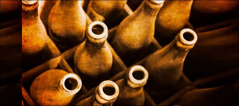 Customs seize liquor bottles from passenger at Karachi airport