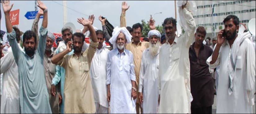 Larkana farmers stage protest against black marketing of fertilizer