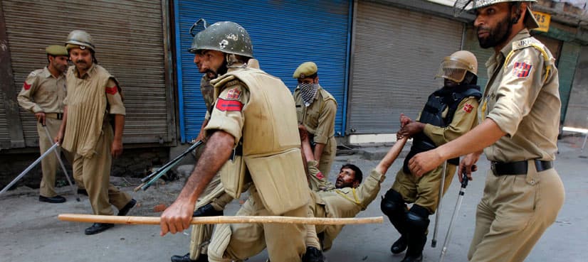 Indian police injure 40 civilians in Srinagar