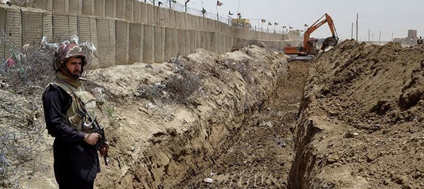 Pakistan building border fence with Afghanistan