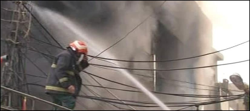 21 shops burnt in blaze at Lahore's Anarkali