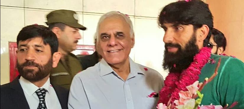 Fans accord warm welcome to victorious Misbah at Lahore airport