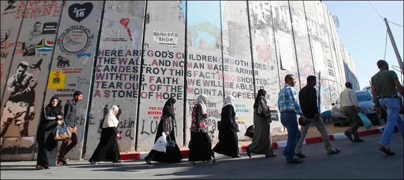 Palestinians pour into Jerusalem for Ramadan prayers