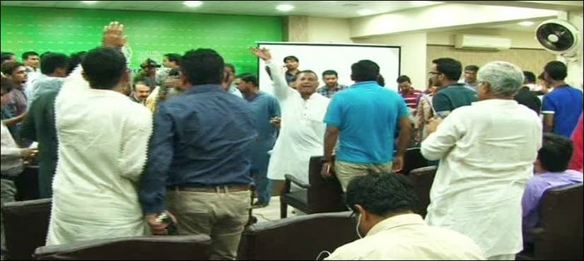 PML-N press conference: Journalists demand lodging FIR against manhandling female reporter