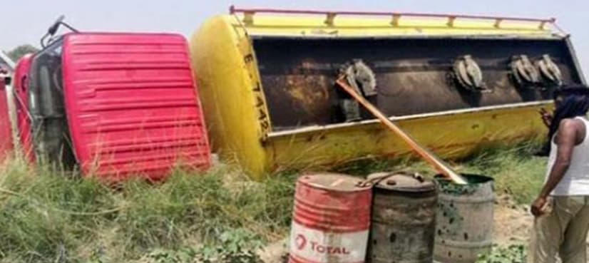 Oil tanker overturns in Vehari, people rush to collect spilled fuel