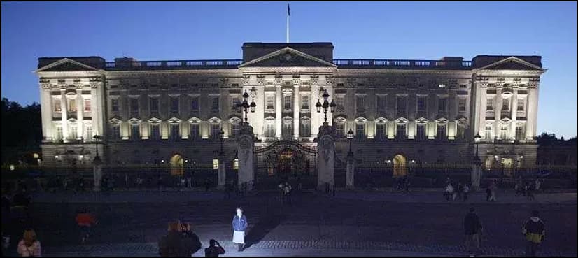 Two police officers injured in knife assault outside Buckingham Palace