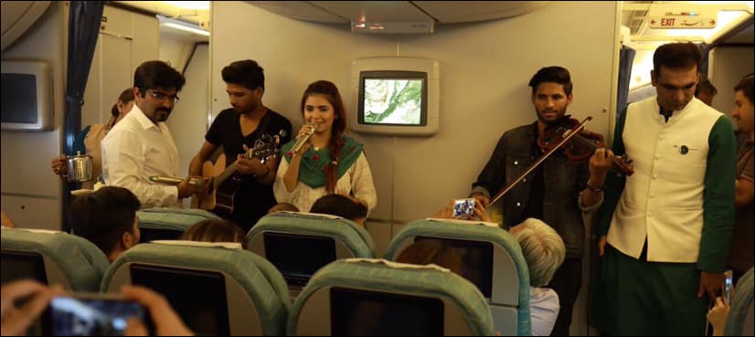 WATCH: Momina makes surprise appearance on flight to sing patriotic songs