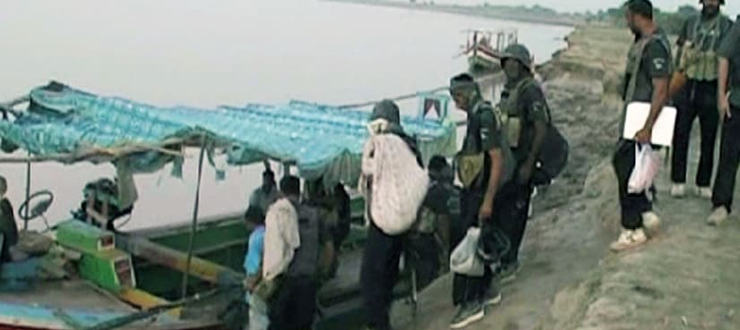 Bandits' gang take seven policemen hostage in Rajanpur