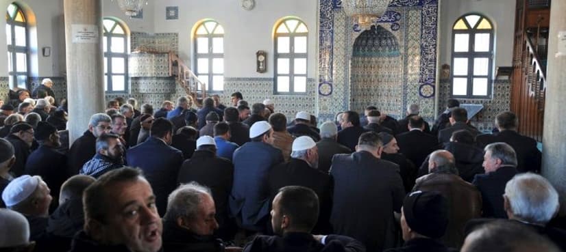 Greece makes sharia law optional for Muslim minority