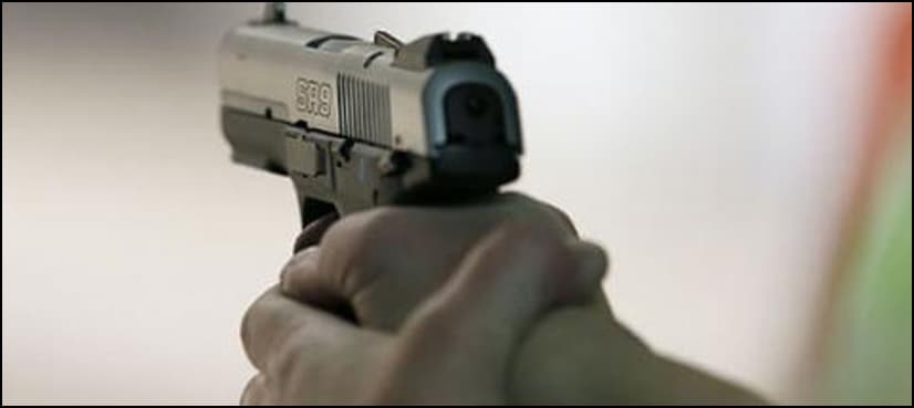 Rangers man killed, cop injured while resisting robbery in Karachi
