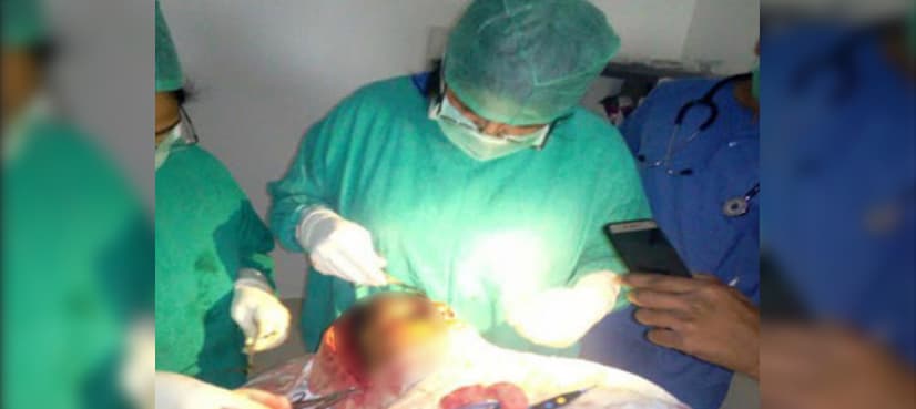 VIDEO: Indian doctors perform surgery with the help of mobile torchlight