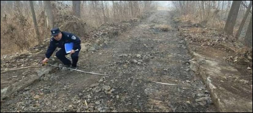 Highway robbery: Chinese man steals and sells off road