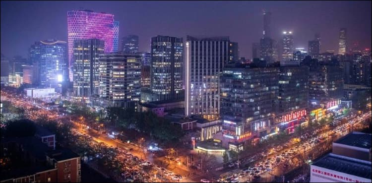 China growth beats forecasts in face of trade row, financial risk
