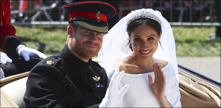 Meghan Markle presents wedding dress designer with fashion award