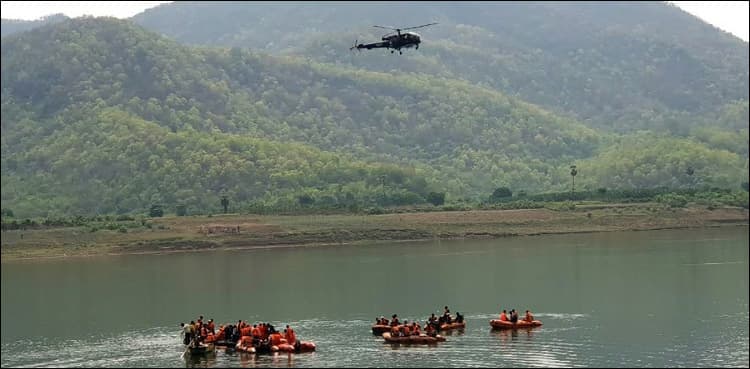 India boat capsize leaves 12 dead, 10 missing