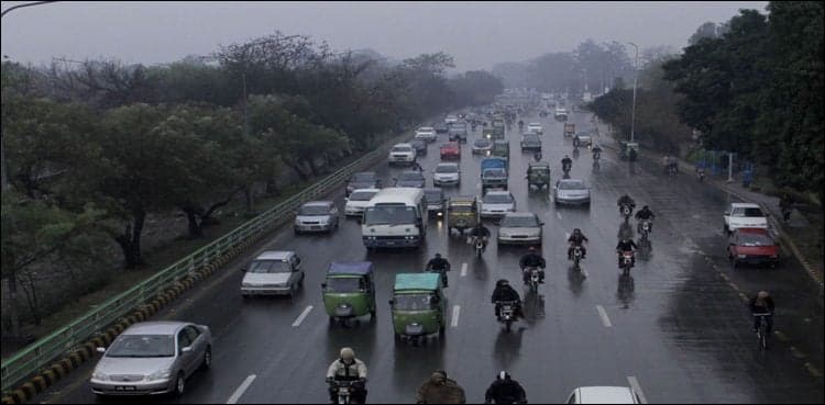 Weather turns pleasant with drizzle in Lahore