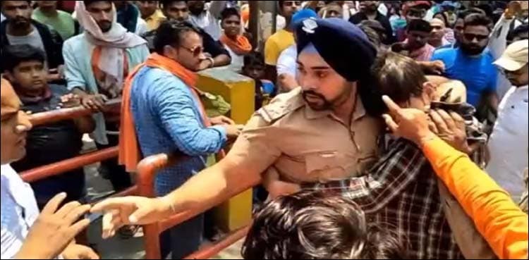 Sikh cop single-handedly saves a Muslim man from Hindu mob
