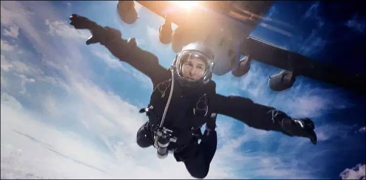 Tom Cruise makes 5-mile skydive in 'Mission: Impossible' stunt
