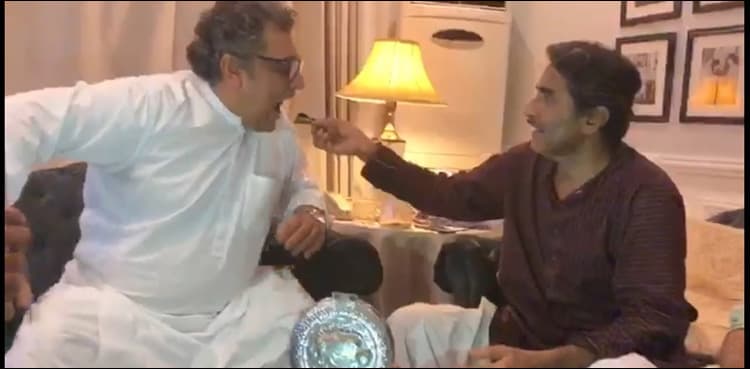 WATCH: Javed Miandad prepares pan for Imran Khan