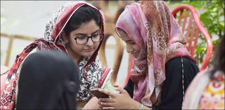 Armed with smartphones, young voters make life difficult for politicians