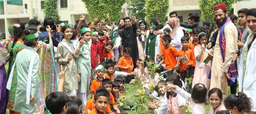 71 trees in 71 seconds: Sar-e-Aam makes tree plantation record