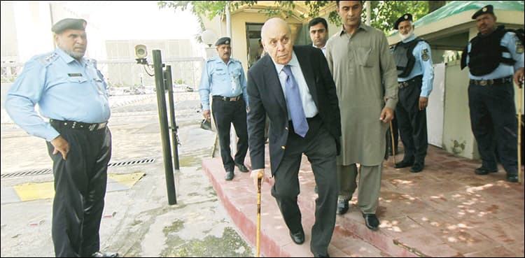 Anwar Majeed resists being handcuffed at Karachi airport