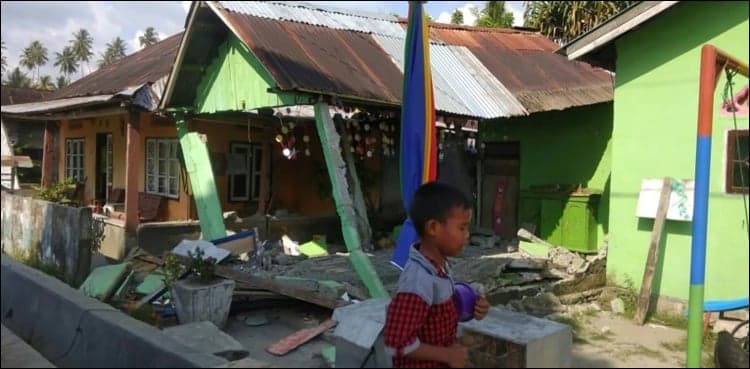 Powerful quake rocks Indonesia, 'many' buildings collapse