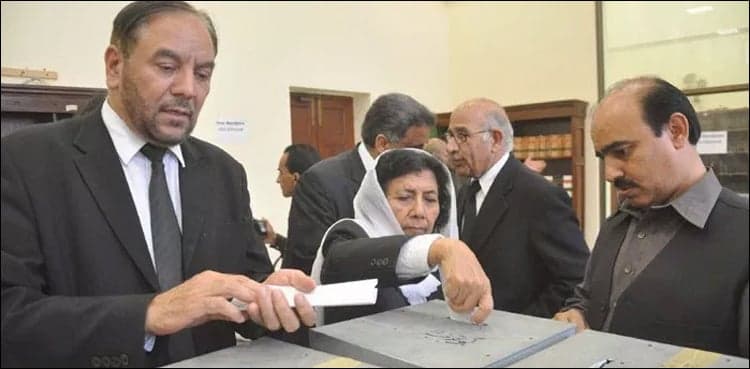 Lawyers exercise right of vote to elect SCBA's new body