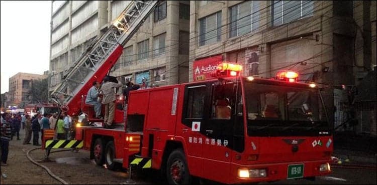 Fire erupts in multi-storey building in Karachi
