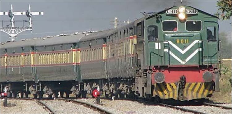 Eight dead as train crashes into rickshaw in Kandhkot