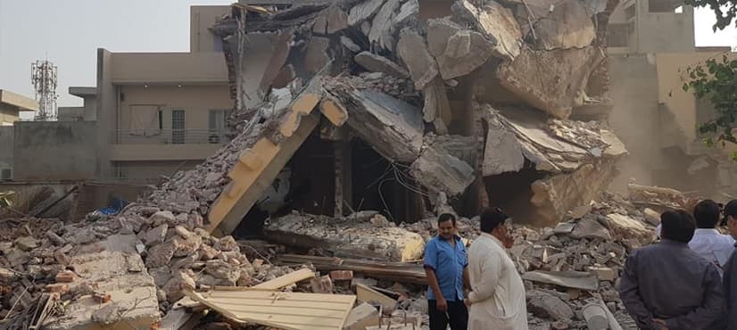 Illegal bus stands, offices, dhabas near Karachi's Cantt Station razed down