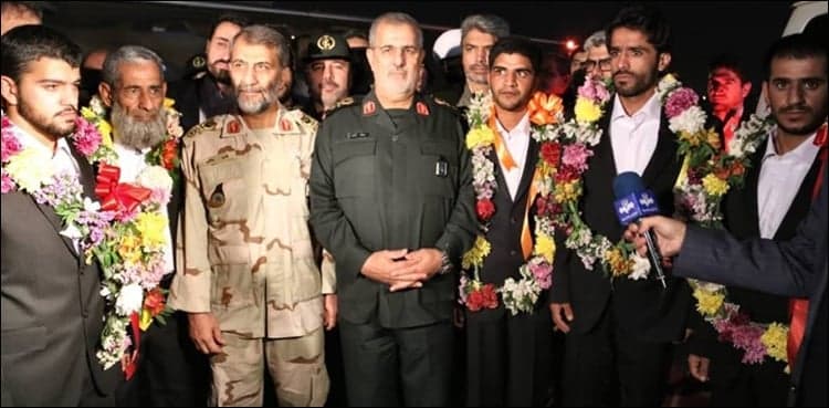Five abducted Iranian border guards return home