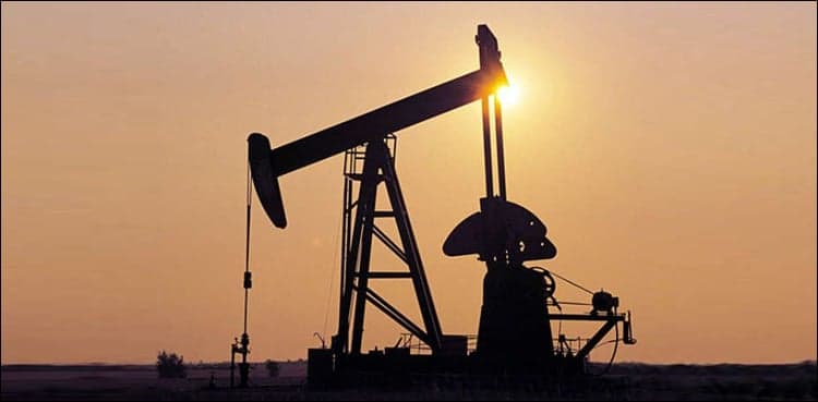 Oil dips on swelling U.S. stocks, but expected OPEC supply cut stems losses