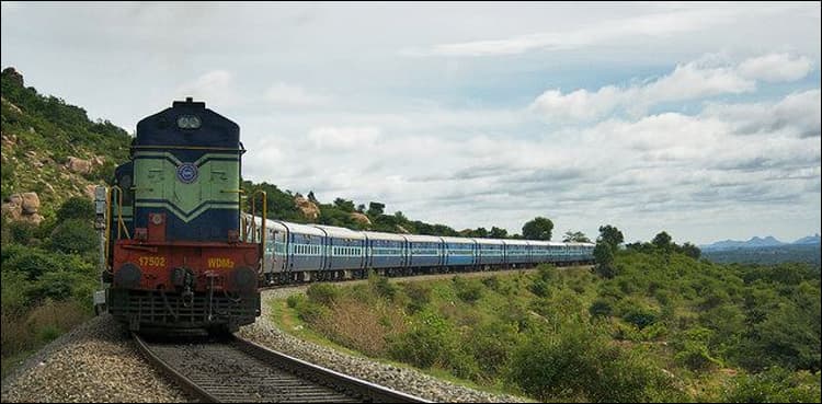 Four friends jump in front of train in India