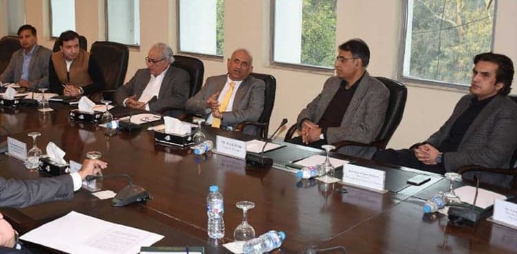 Finance minister reviews progress on economic zones