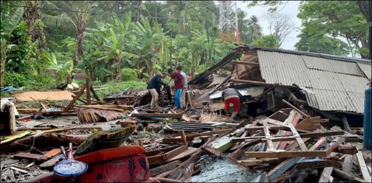 'Volcano' tsunami kills at least 168 in Indonesia
