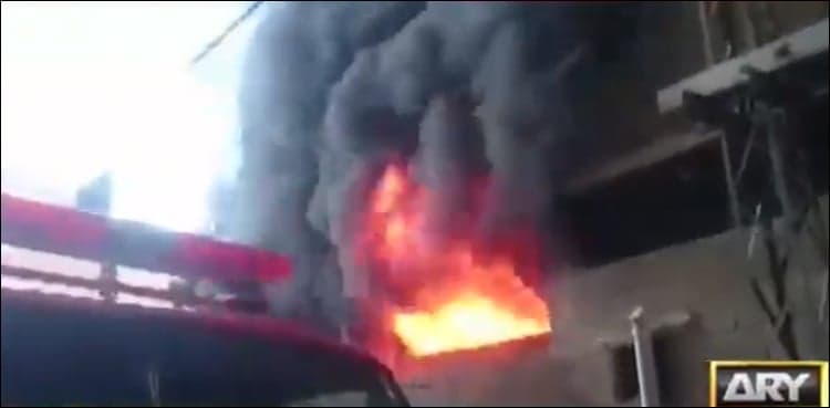 Fire at super store in Karachi doused