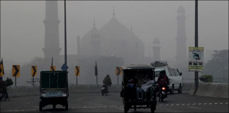 Fog continues to rule at Punjab motorways, restricts visibility