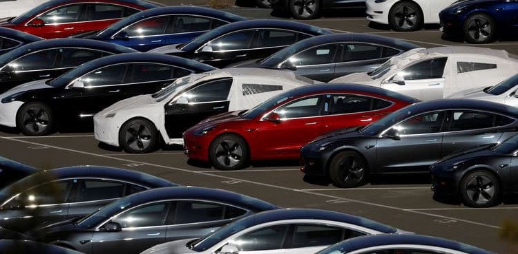 Tesla's store-shuttering strategy may pull the rug out of solar