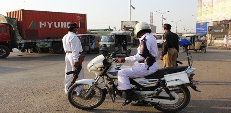 Police mobile towed away in Karachi over wrong parking