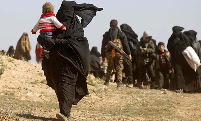 Hundreds flee US-backed Syria battle for last IS holdout