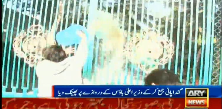 WATCH: Alamgir Khan, team, throw sewage water at Sindh CM House