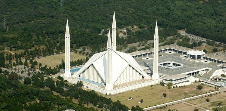 Coronavirus: Mosques to remain open in Pakistan as govt, clerics agree over restrictions