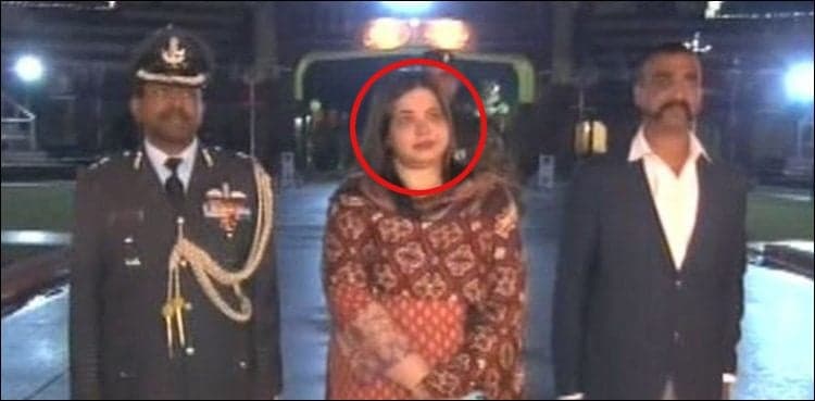Who was the lady accompanying Indian pilot Abhinandan at Wagah border?