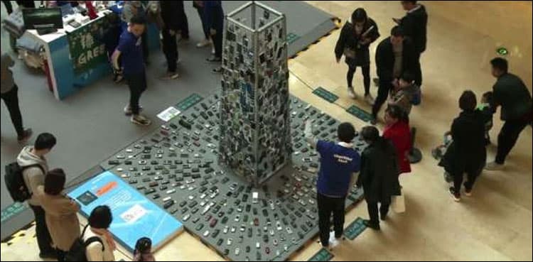 Cell phone sculpture highlights China e-waste problem
